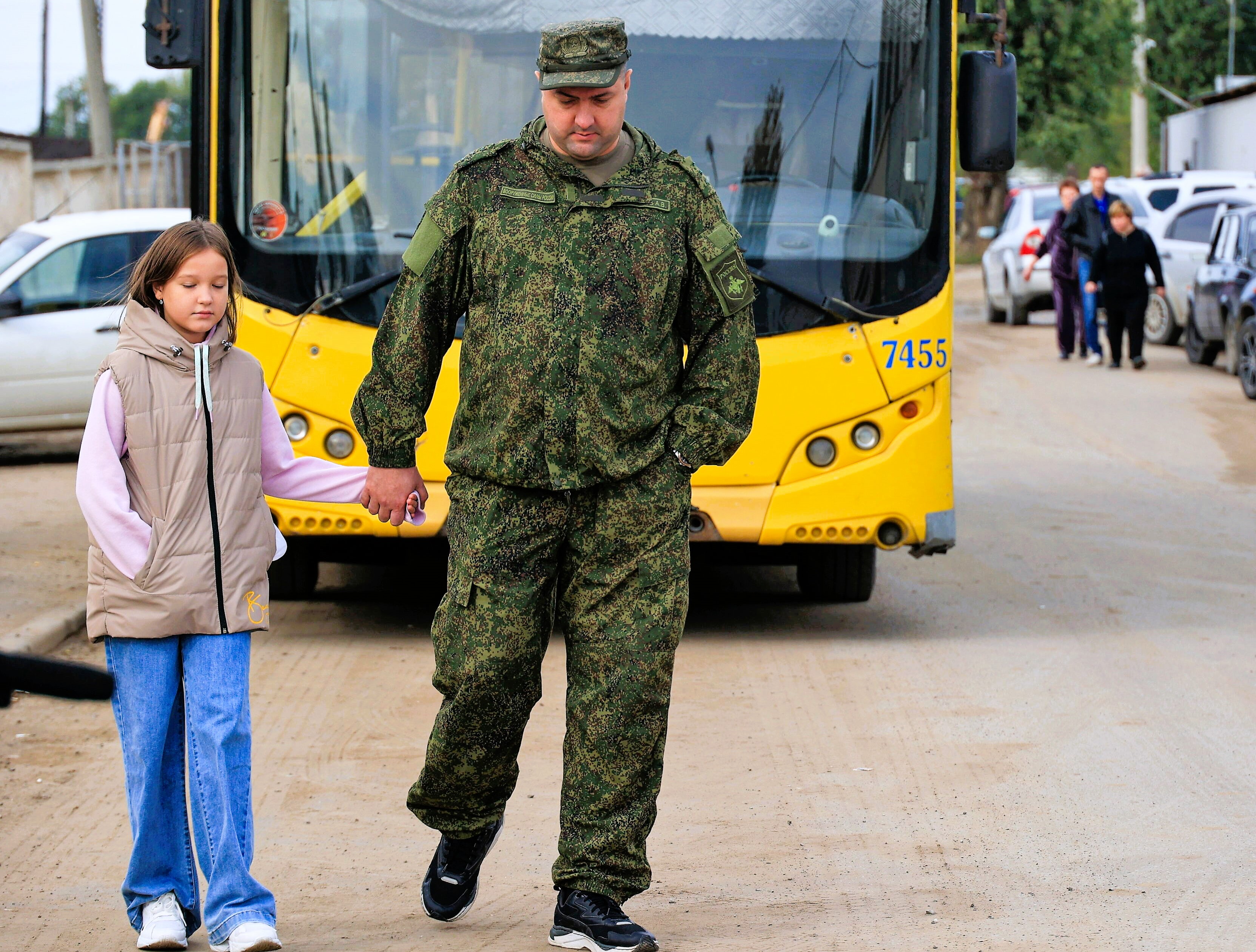 Jetzt will Putin Kinder in den Krieg schicken - Beamte bereiten Listen für Einberufung vor!