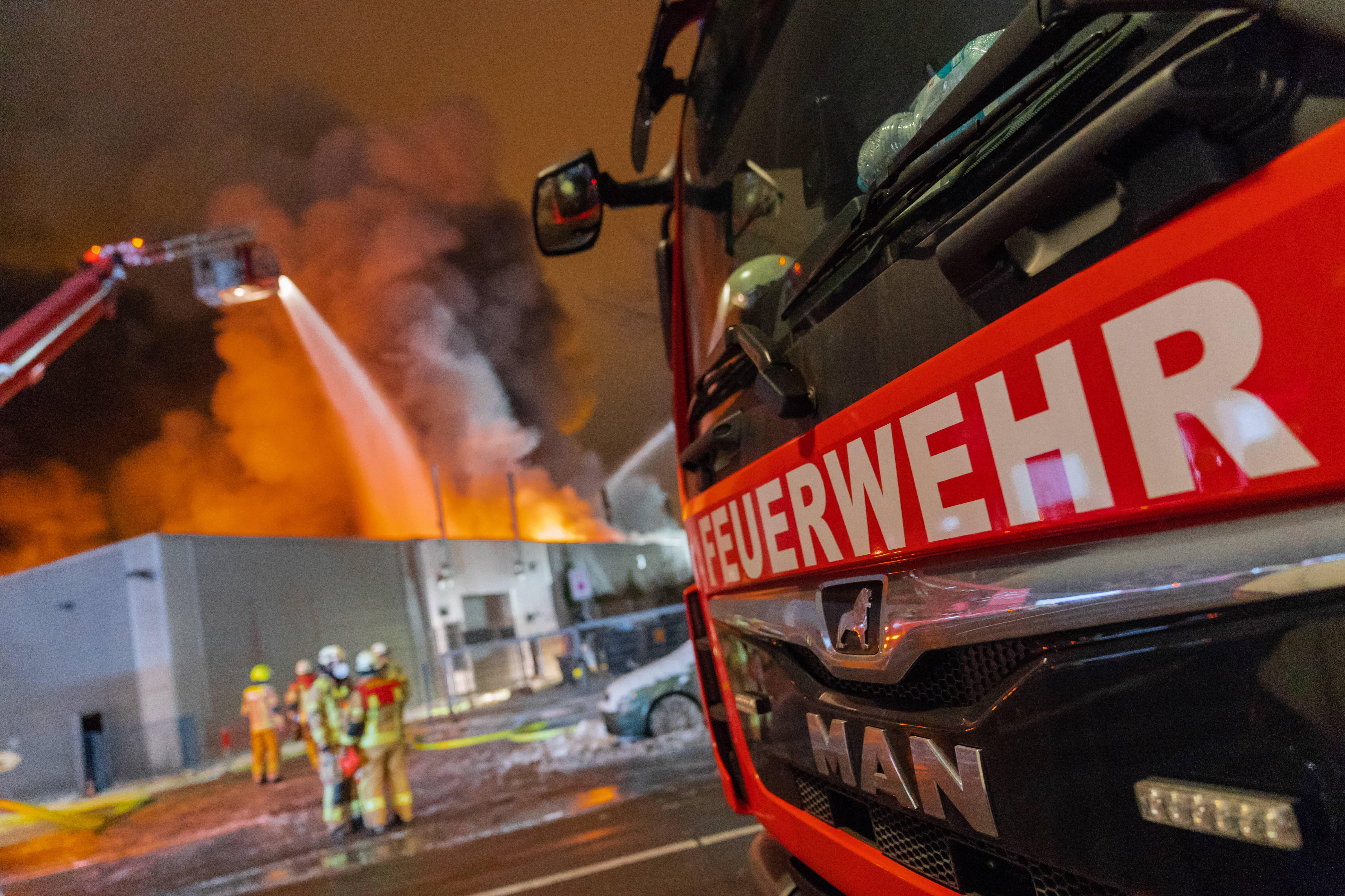 Großbrand und Evakuierung in NRW - Brand verursacht zahlreiche Explosionen!