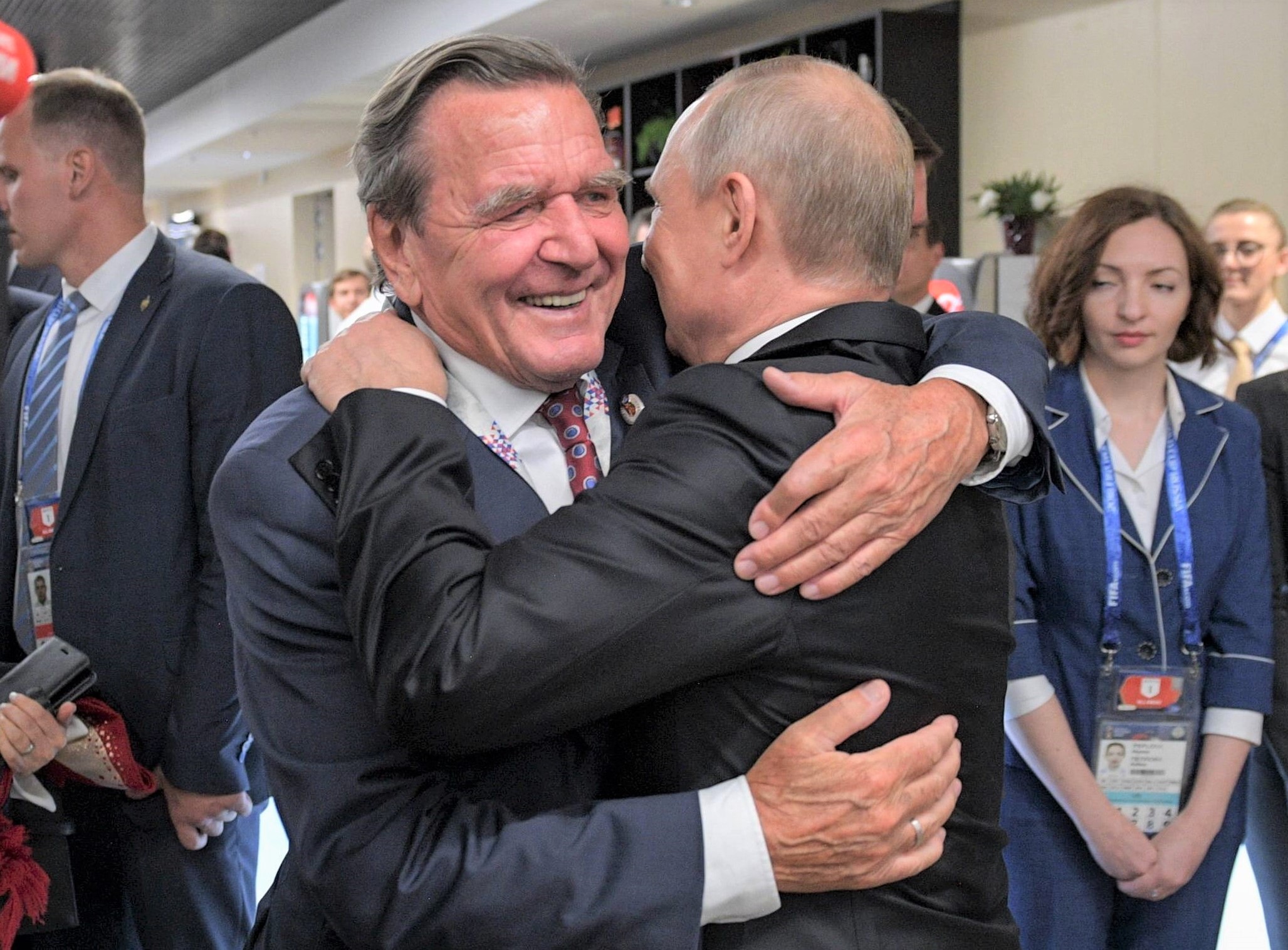 Wird Schröder der Kanzler-Titel aberkannt? Nach Auftritt in Russen-Botschaft herrscht Empörung!