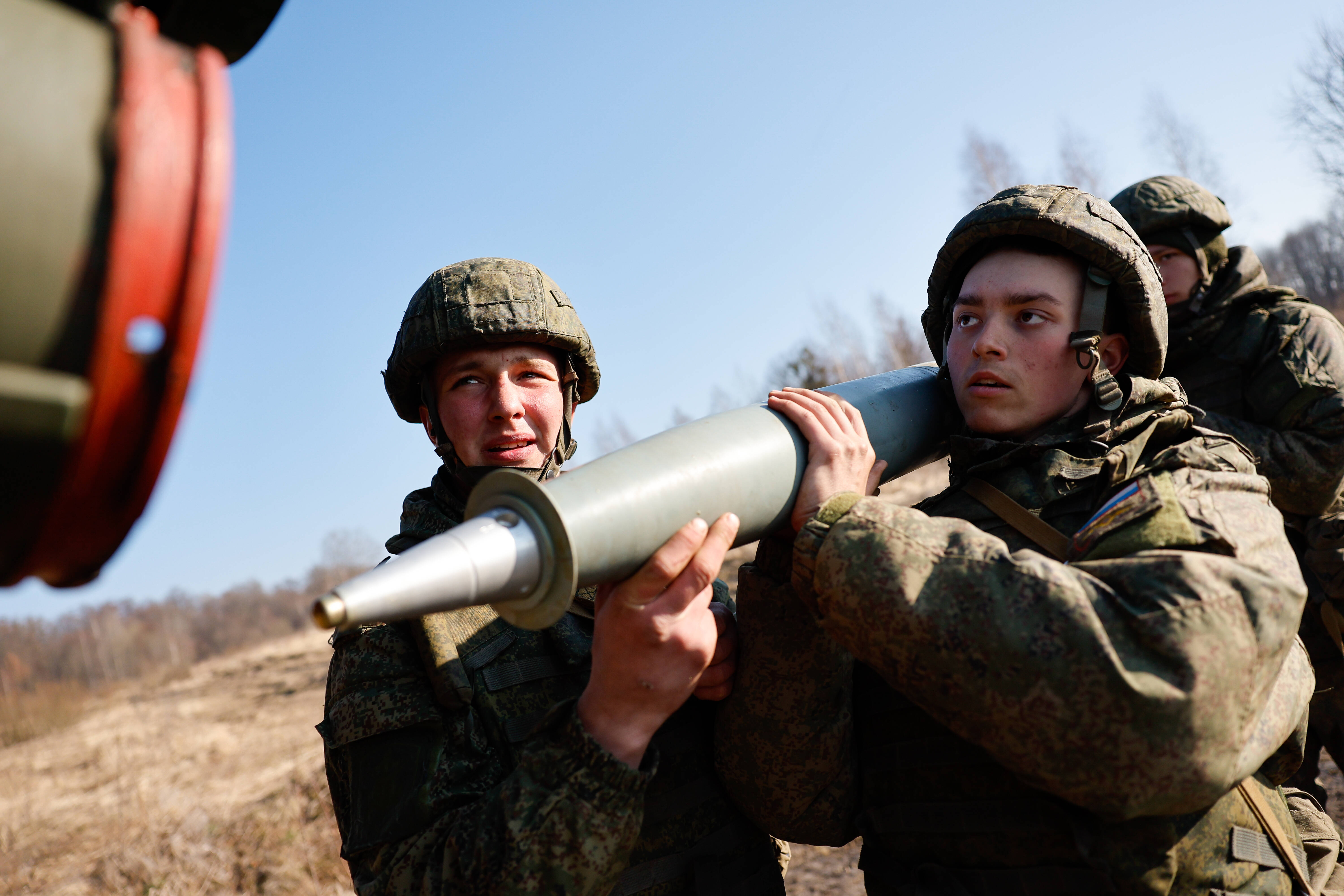 Putin hat zu wenig Munition! Bürger sollen in Munitionsfabriken schuften! Russen geben Munitionsmangel zu