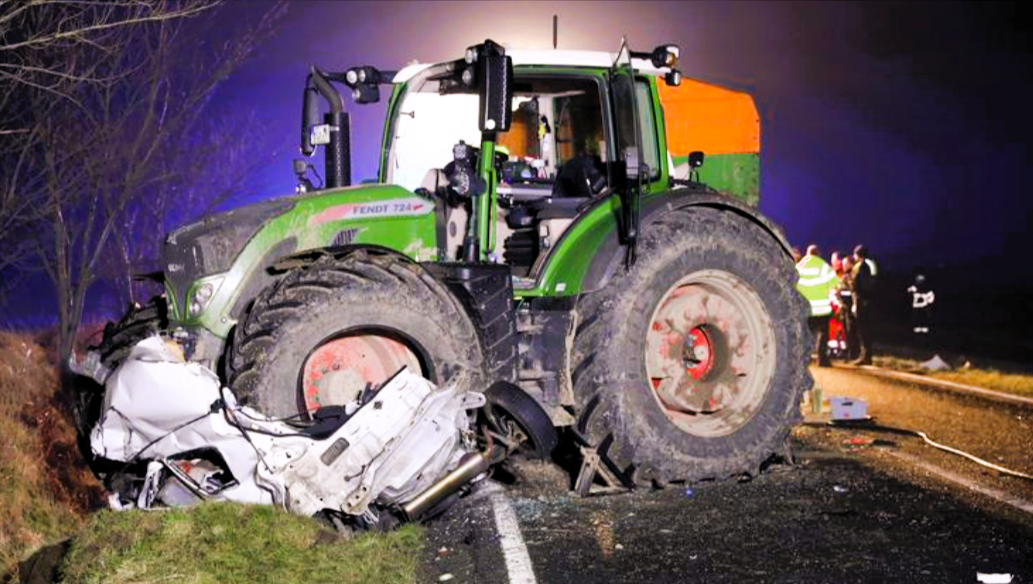 Schlimmer Unfall  - Wagen regelrecht aufgeschlitzt! Autofahrer stirbt bei Horror-Crash mit Trecker!