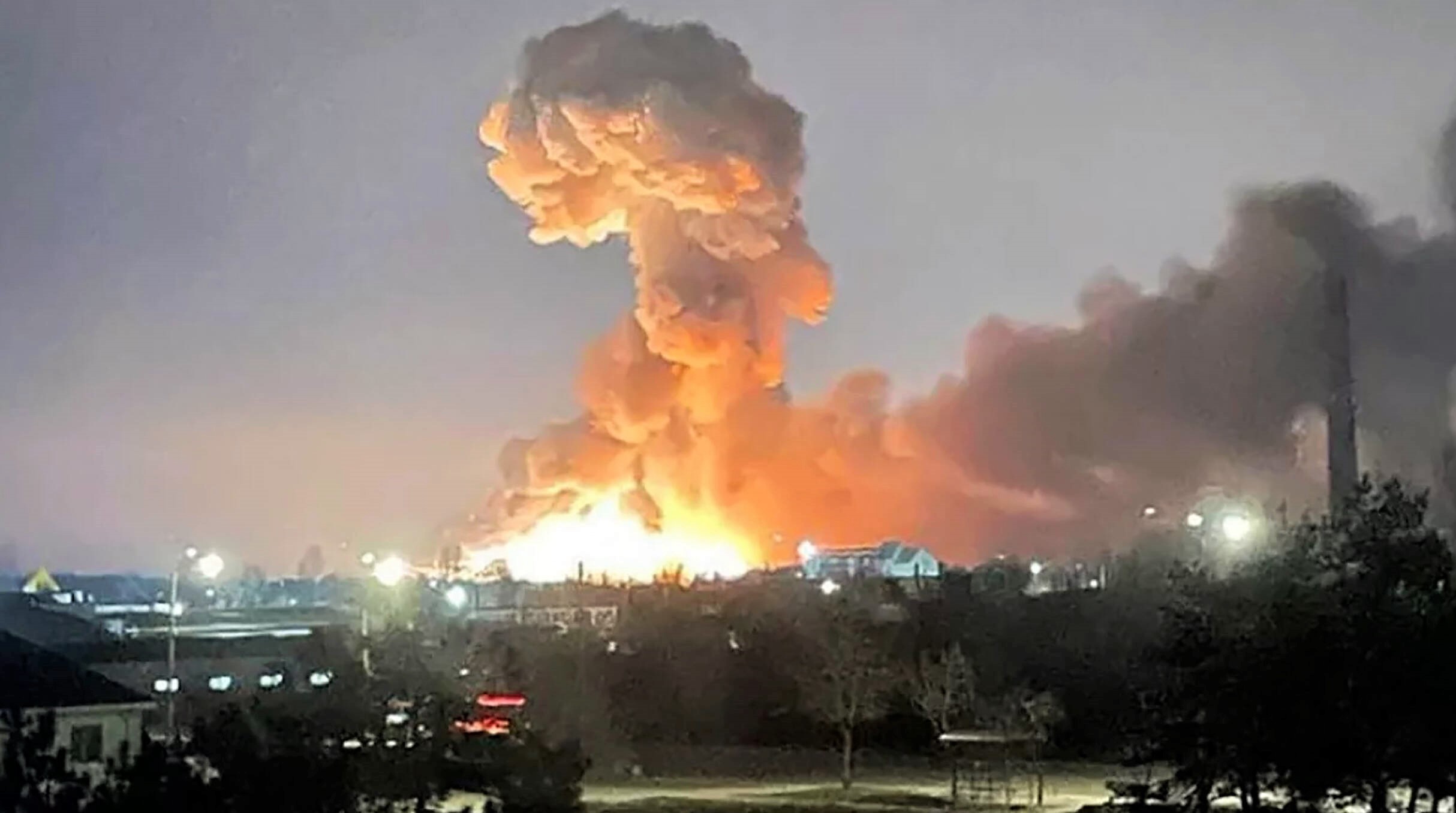 Schwerer Schlag der Russen! Ukrainischer Luftwaffenstützpunkt brennt - Rache für die Krimbrücke!