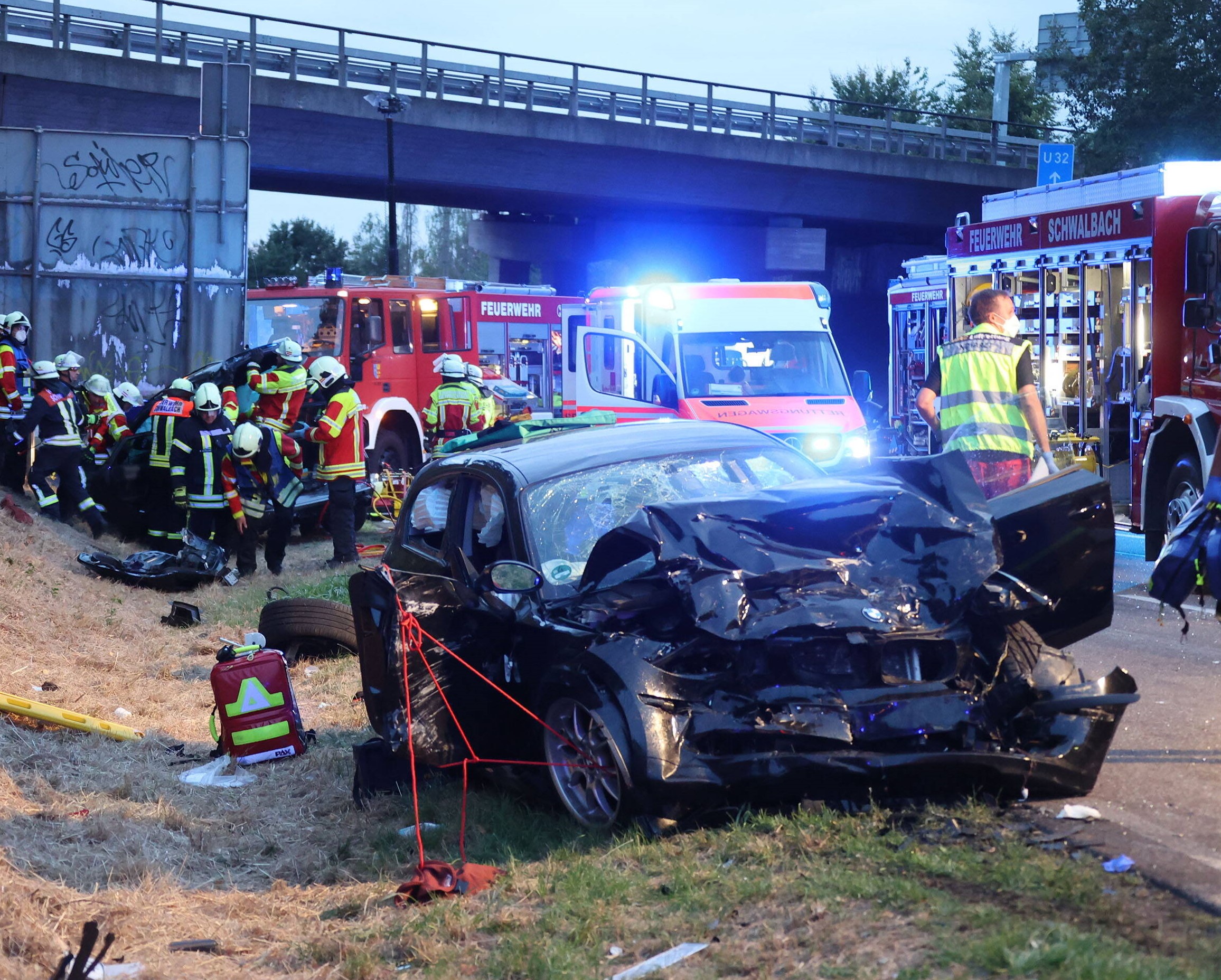 Vollsperrung! Unfall mit Krankenwagen! Ein Toter und mehrere schwer Verletzte bei fürchterlichem Crash!