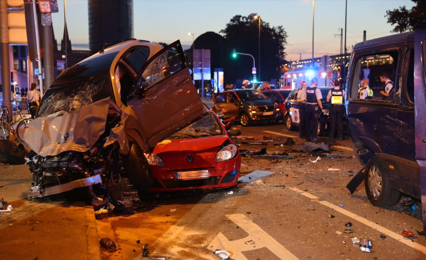 Unglaublicher Massen-Unfall! 10 Autos rasen ineinander, 14 Verletzte - Kölner Innenstadt ein Trümmerfeld!