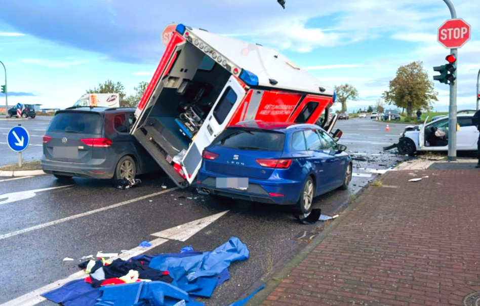 Eilmeldung! Rettungswagen verunglückt im Einsatz - Notarzt und 7 Menschen schwer verletzt!