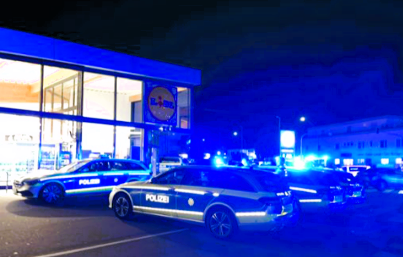 Massenschlägerei im Lidl! Polizei muss Pfefferspray einsetzen - Menschen mit Hammer verletzt!