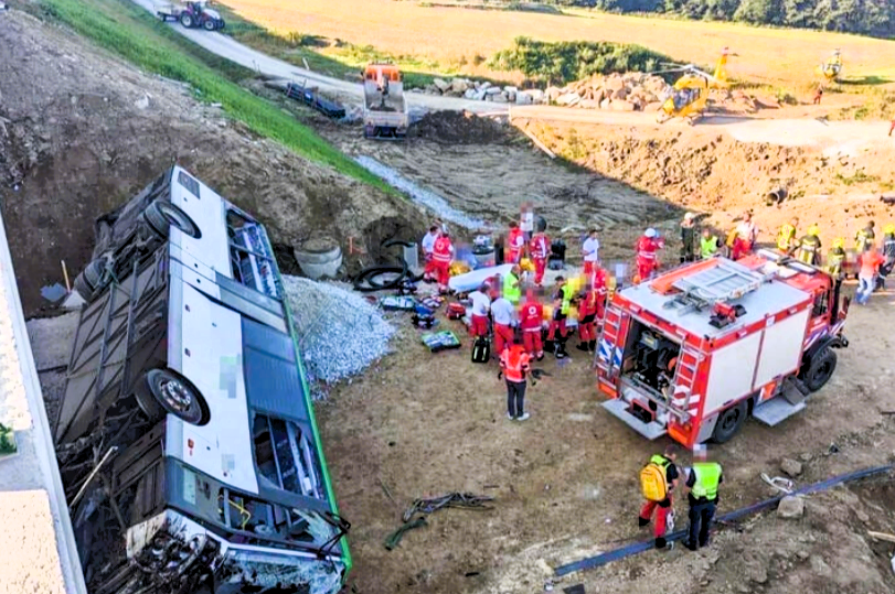 12 Tote, 60 Verletzte! Reisebus stürzt von Brücke und reist Passagiere in den Tod!