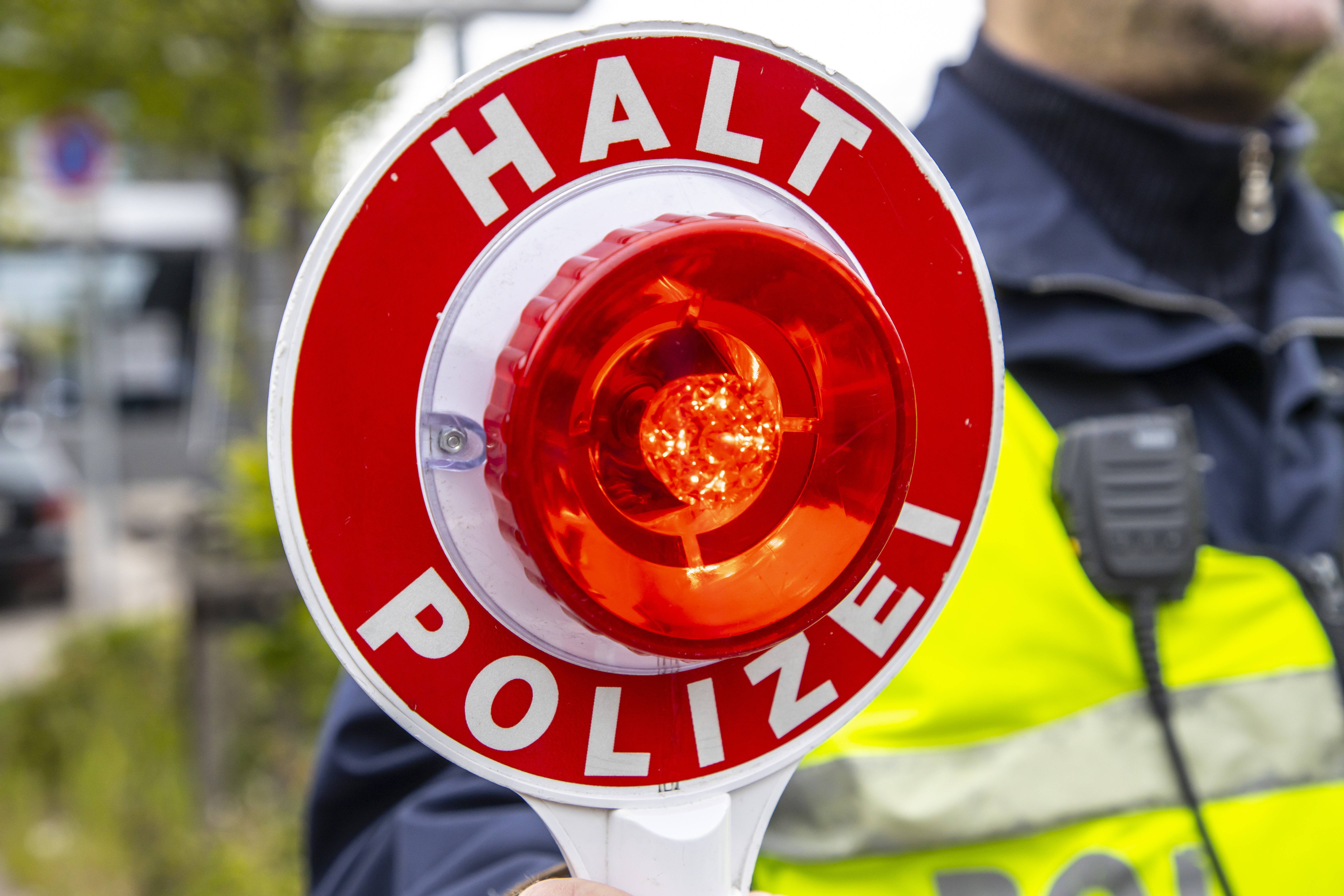 NRW: Mann flüchtet nach Unfall in fremdem Fahrzeug - 2 Kinder sitzen noch im Auto!