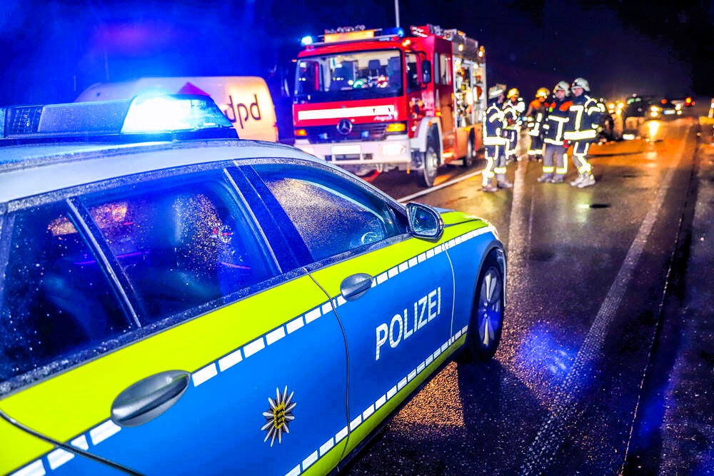 3 Menschen sterben bei Unfall, 2 schwer Verletzt! Wagen stürzt Abhang hinunter- Verheerender Unfall fordert drei junge Leben