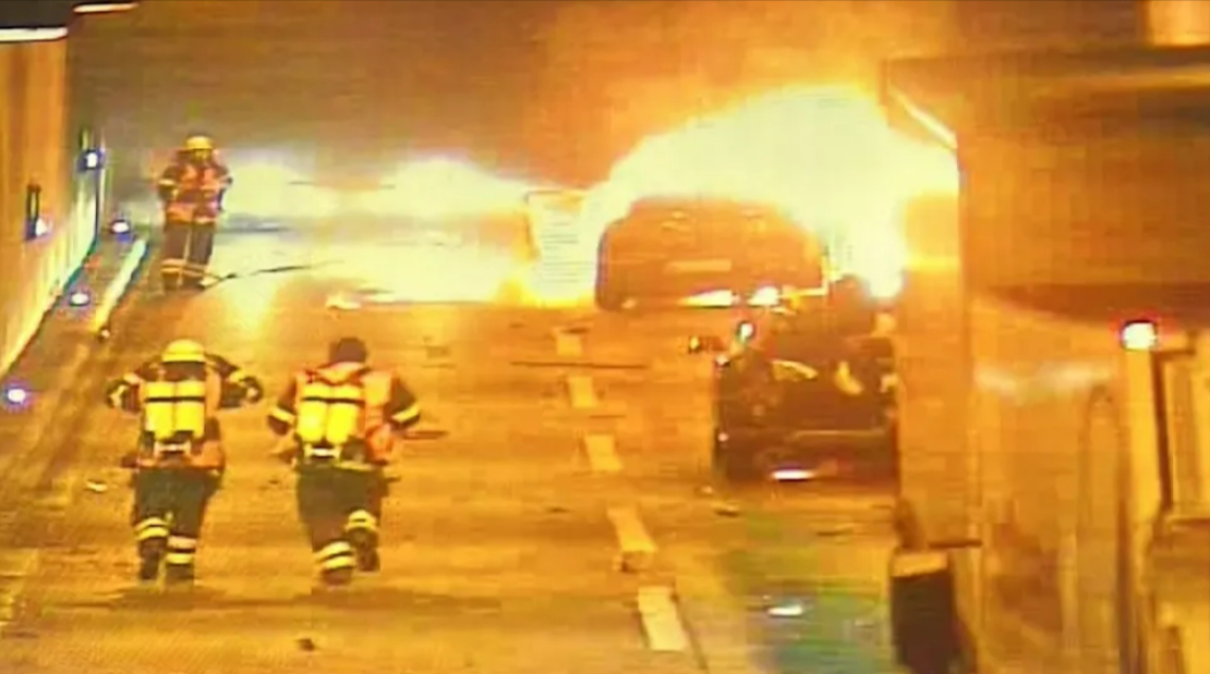 Feuer im Elbtunnel! Großalarm in Hamburg - der Elbtunnel brennt, Sperrung und lange Staus!