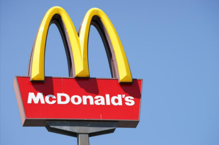 Dramatischer Einsatz der Polizei und Rettungskräfte bei McDonalds! Mann hat unglaublichen Gegenstand verschluckt