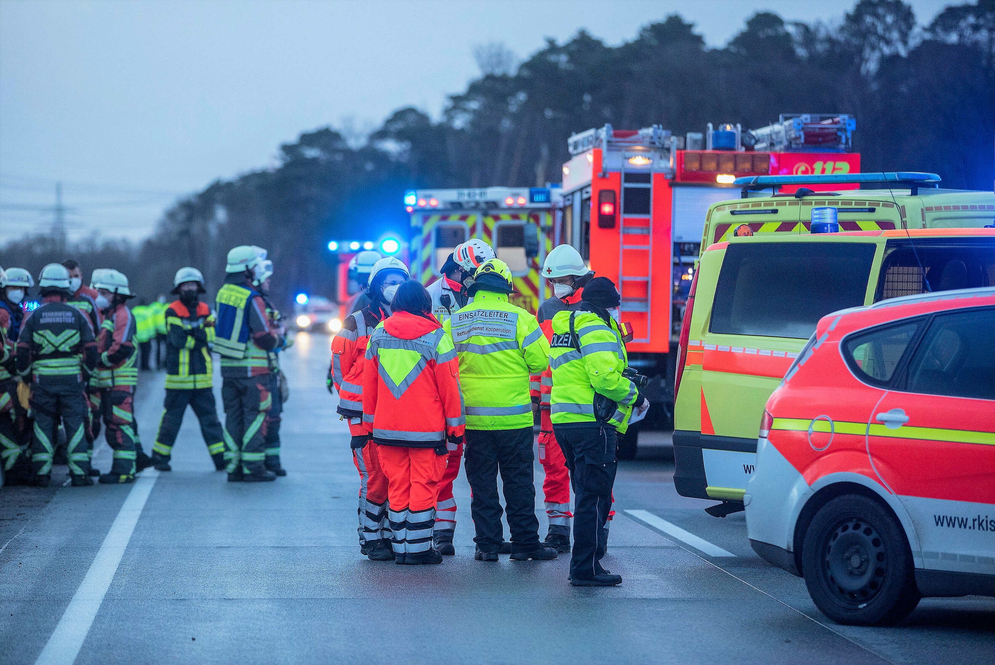 Familie fast ausgelöscht! Tödlicher Unfall fordert 2 Todesopfer - Kind stirbt im Krankenhaus, Retter entsetzt