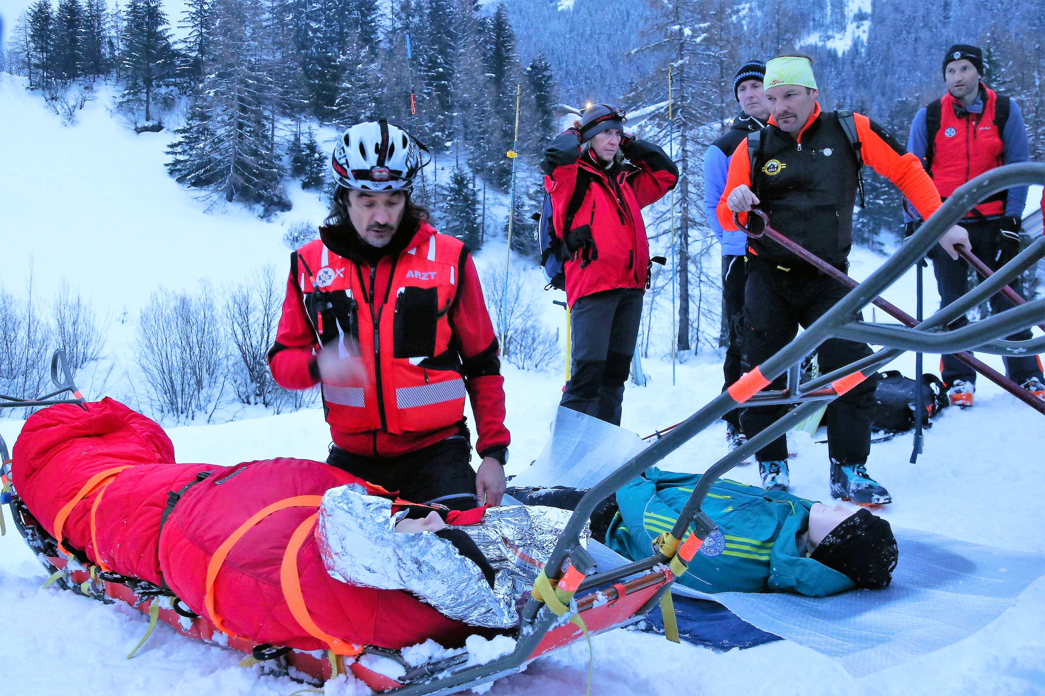 Todesdrama auf der Skipiste! - Deutscher Skifahrer stürzt aus Sessellift