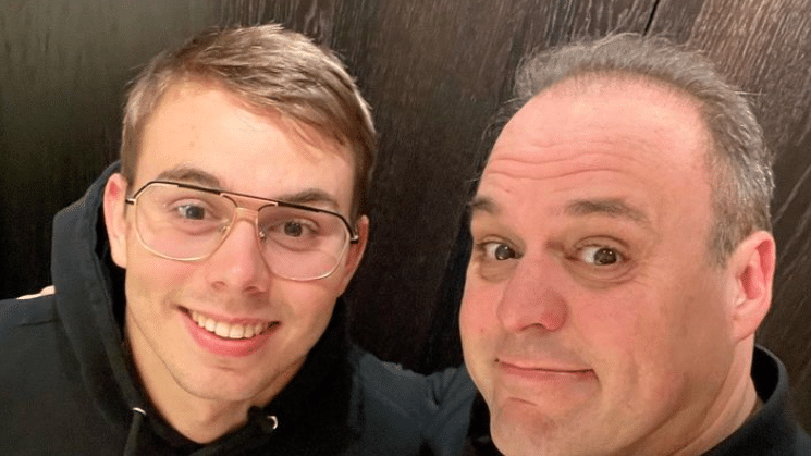 Jan Bauer deelt ontroerende update over pasgeboren zoontje — schattige foto met hond Zoë