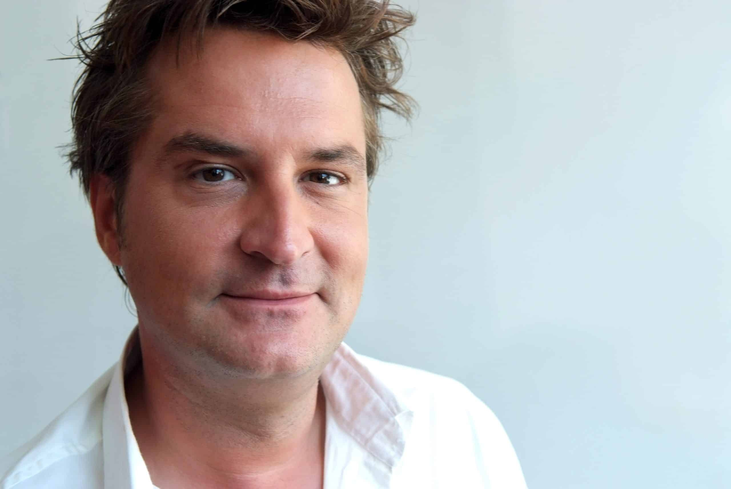 Belgische presentator Hans Otten (55) onverwacht overleden — collega’s in shock