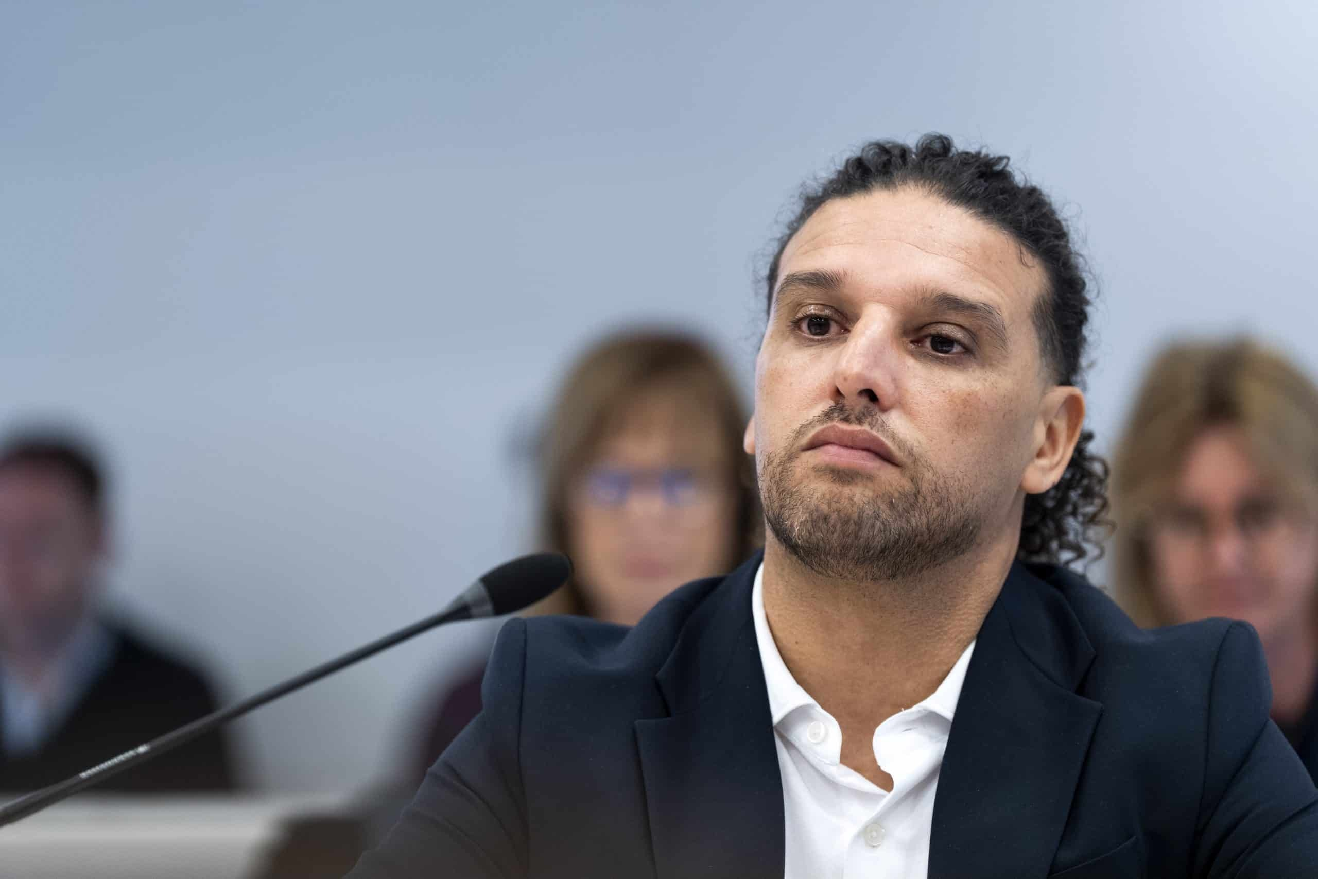 Ali B overvallen in eigen straat — zijn zeldzame reactie na incident