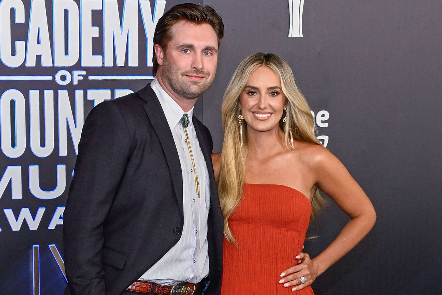 Lainey Wilson’s Surprising Wedding Rule — and Her Newlywed Moment on the ACM Red Carpet