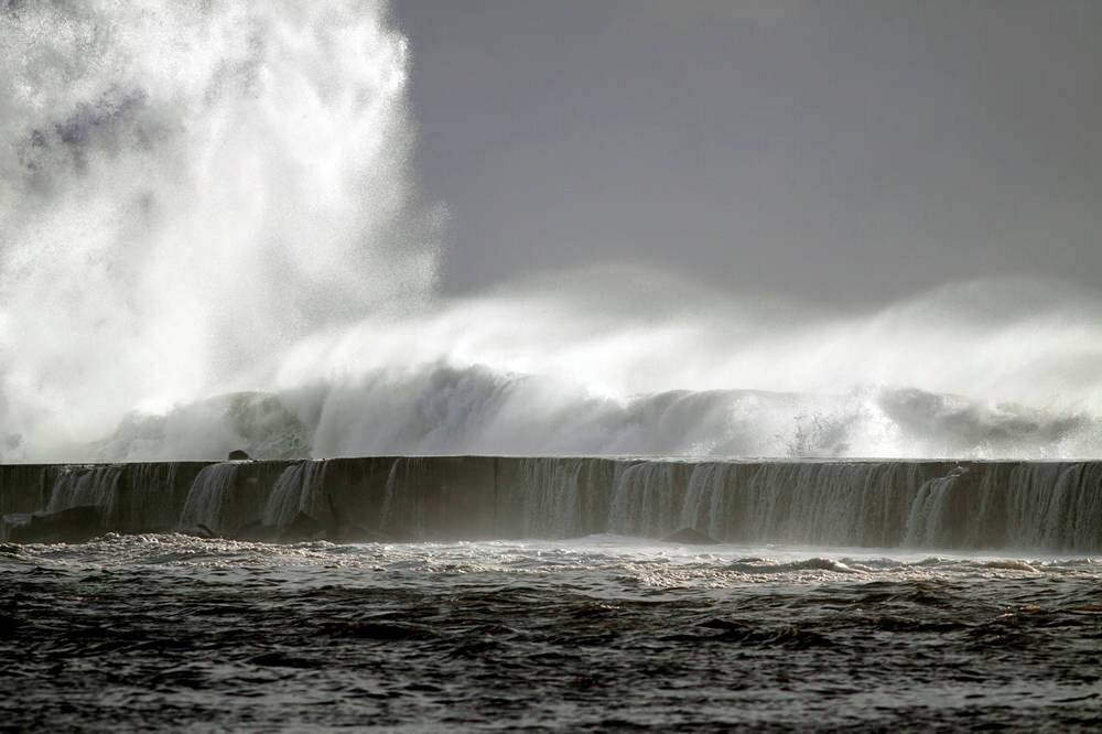 Gigantische Welle reißt Touristen ins Meer! Albtraum auf spanischer Urlaubsinsel