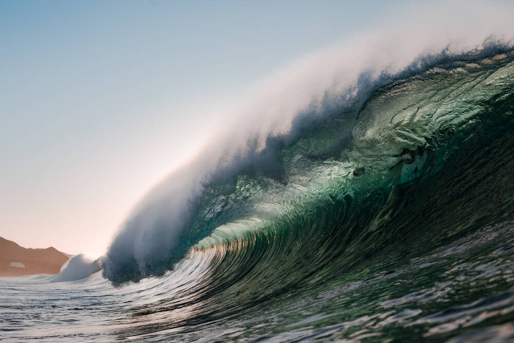 Une immense vague emporte plusieurs touristes en mer ! Une île de vacances espagnole se transforme en cauchemar