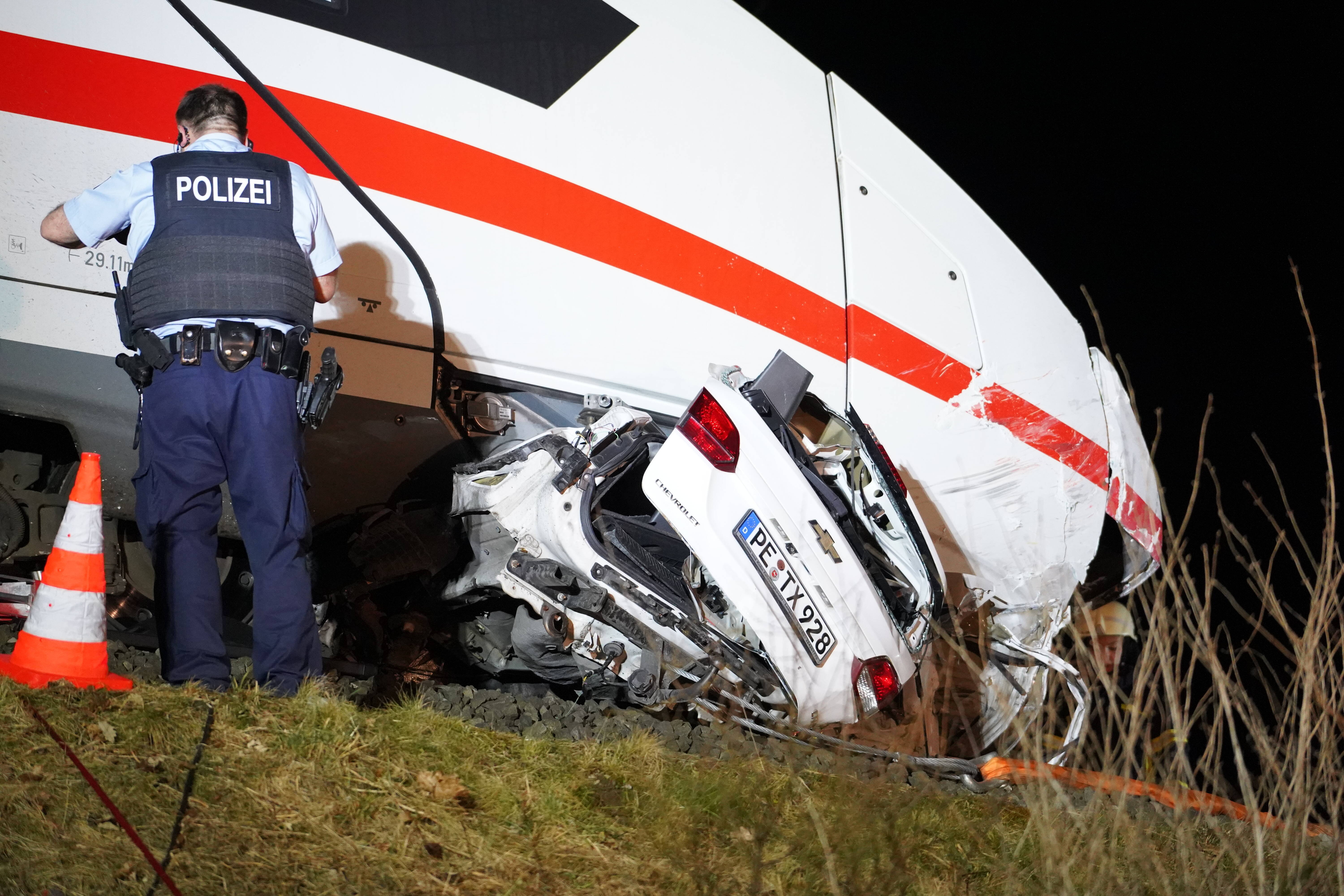 Schreckliches Bahnunglück - 2 Menschen sterben! Bahnstrecke vorübergehend gesperrt!