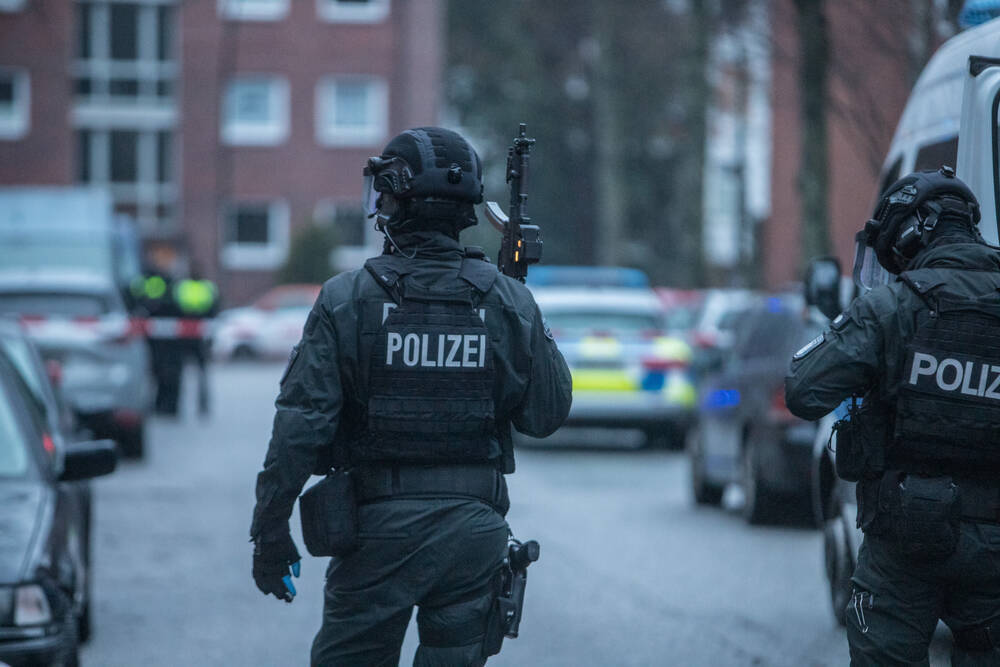 EILMELDUNG - Polizei jagt bewaffneten Revolvermann und warnt die Bevölkerung!
