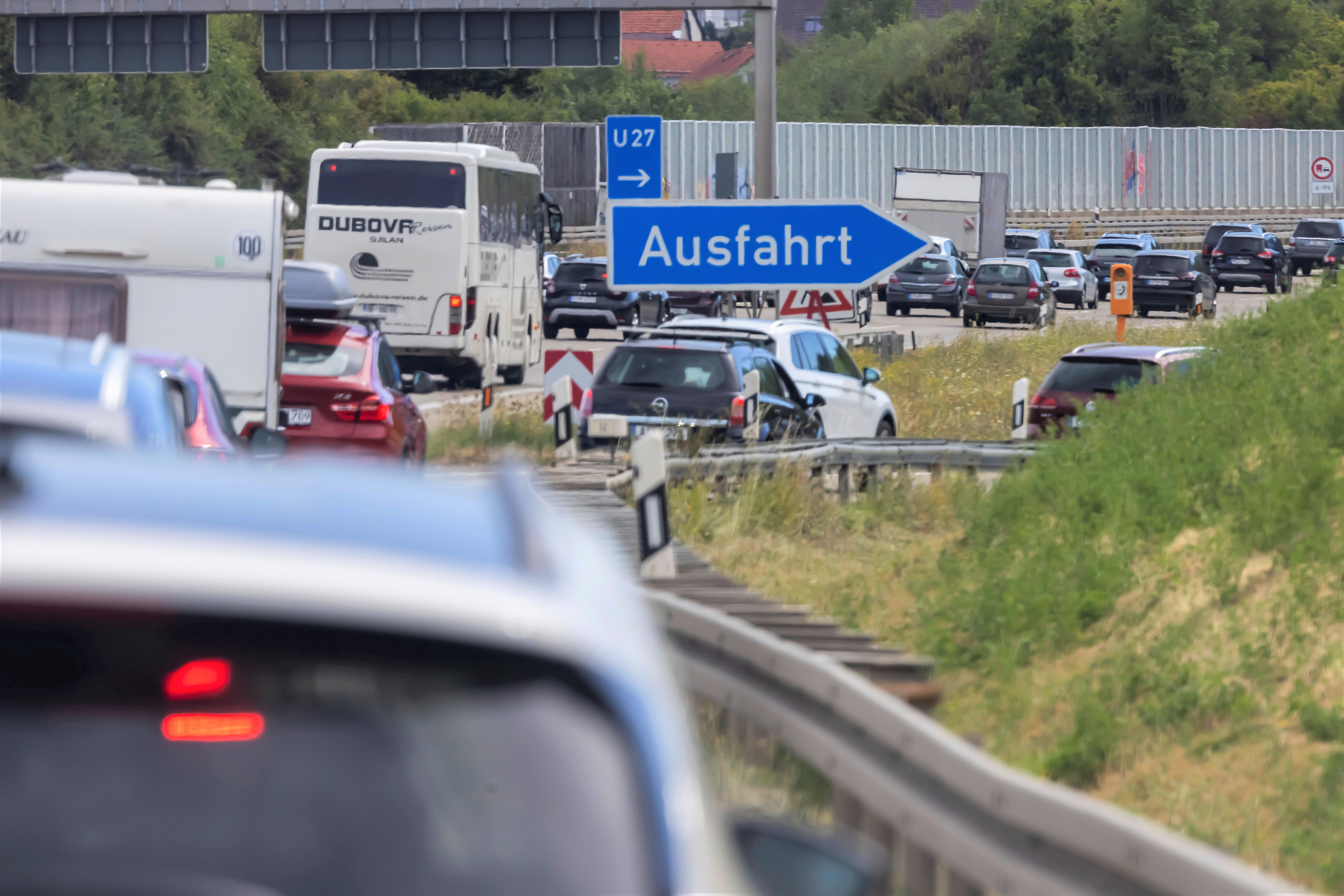 Vollsperrung! Schwerer Unfall auf der Autobahn  – Aufräumarbeiten sorgen für 5-stündige Sperrung