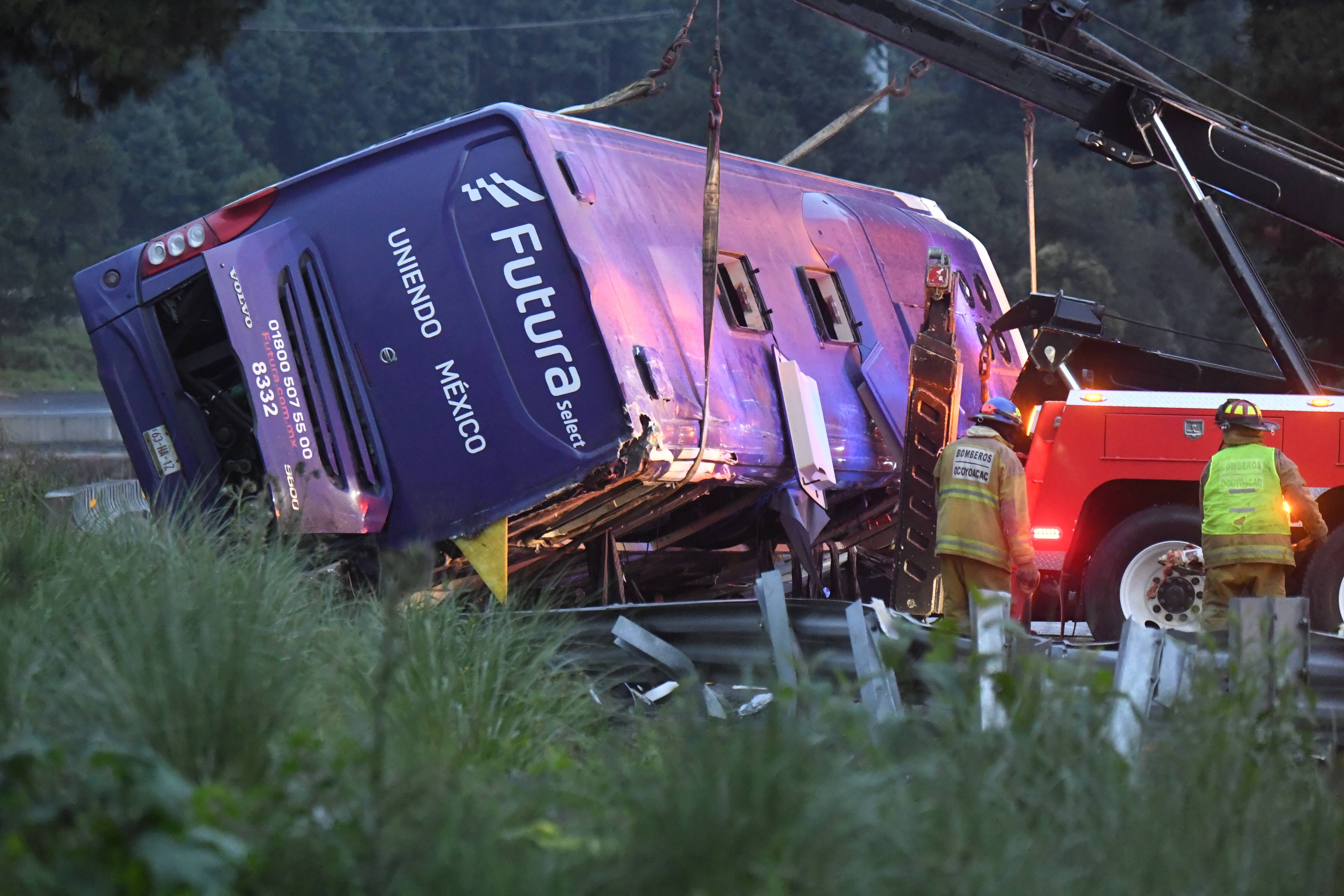 Reisebus verunglückt! 52 Personen verletzt - Bus rast in Tanklaster! Schwerer Unfall auf der Autobahn