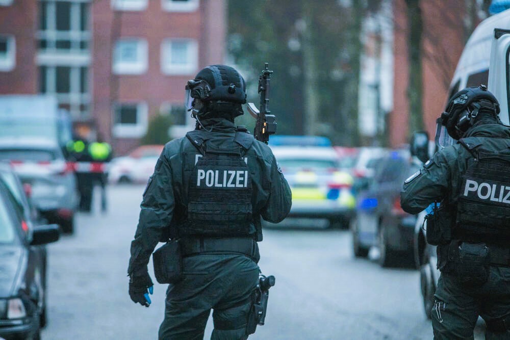 Eilmeldung! Berlin - Mann schießt durch Fenster auf Mädchen!