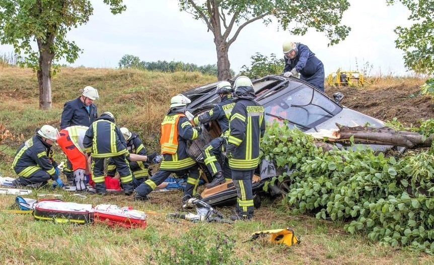 Grausamer Fund - Junge Frau lag tot neben der Autobahn! Polizei steht vor einem Rätsel