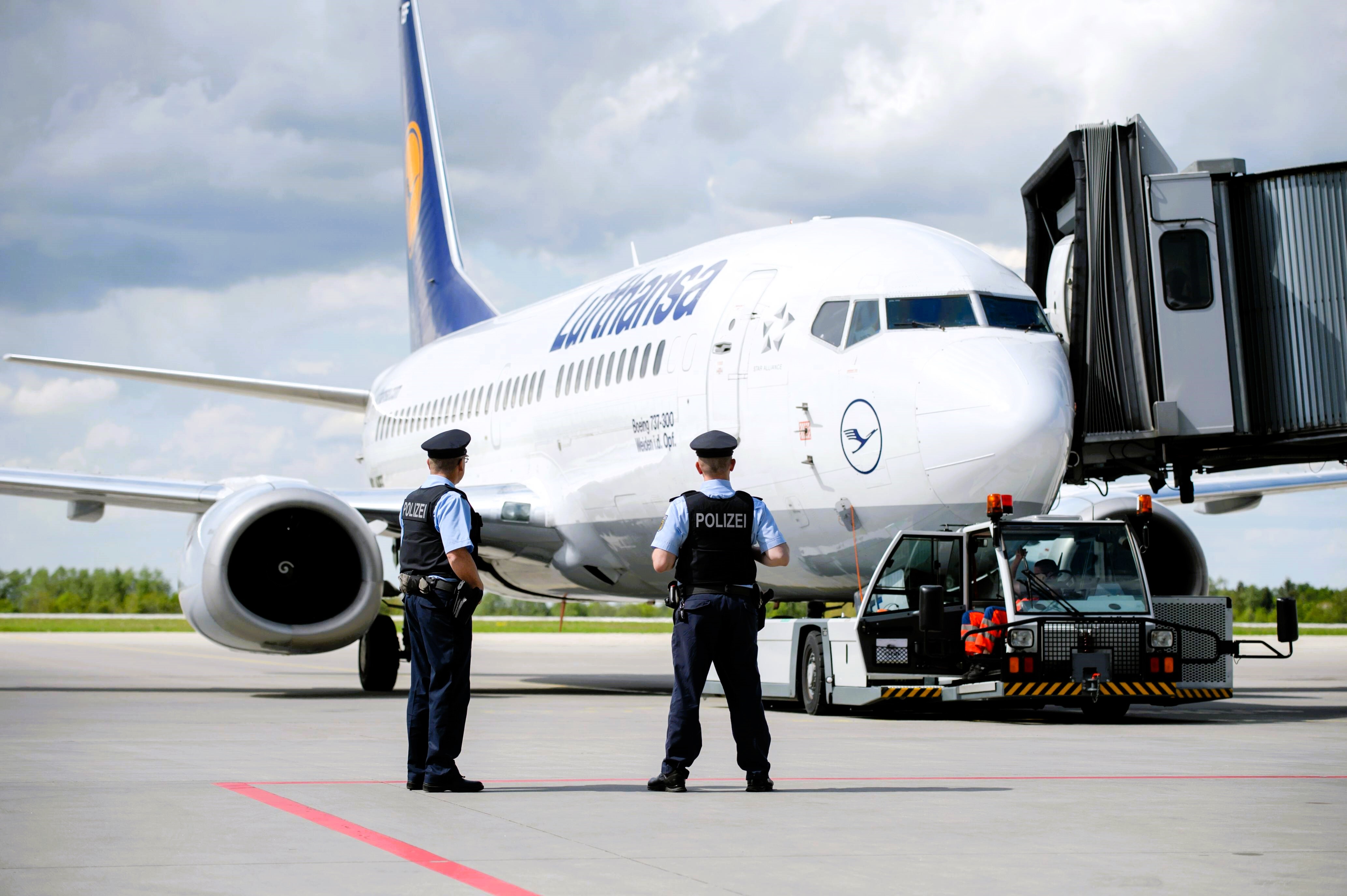 Bombendrohung! Hamburger Flughafen stellt Flüge ein - es geht um Israel und die Hamas!