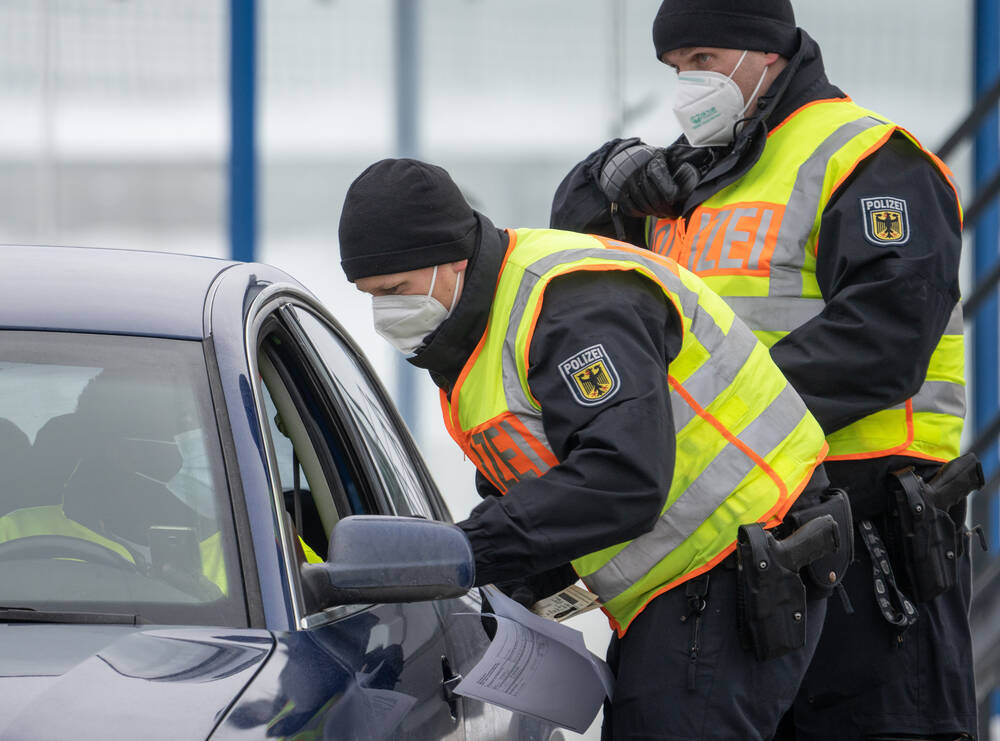 Polizei sperrt komplette Autobahn! Mega-Razzia der Polizei  - Autofahrer müssen mit Verkehrsbehinderungen rechnen