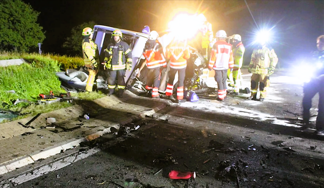 Tödlicher Unfall - Familie mit Wohnmobil wird von Wagen getroffen - Audi wurde auseinandergerissen!