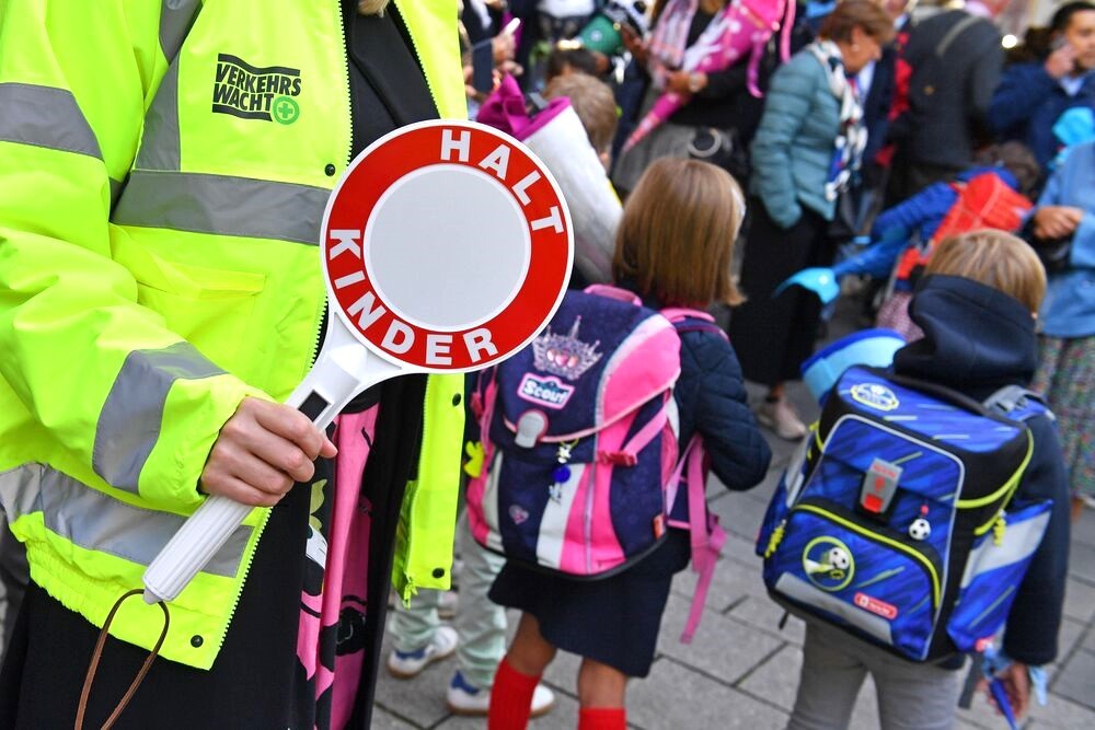 Messerangriff an GRUNDSCHULE! 2 Grundschüler von Messerstecher attackiert und schwer verletzt
