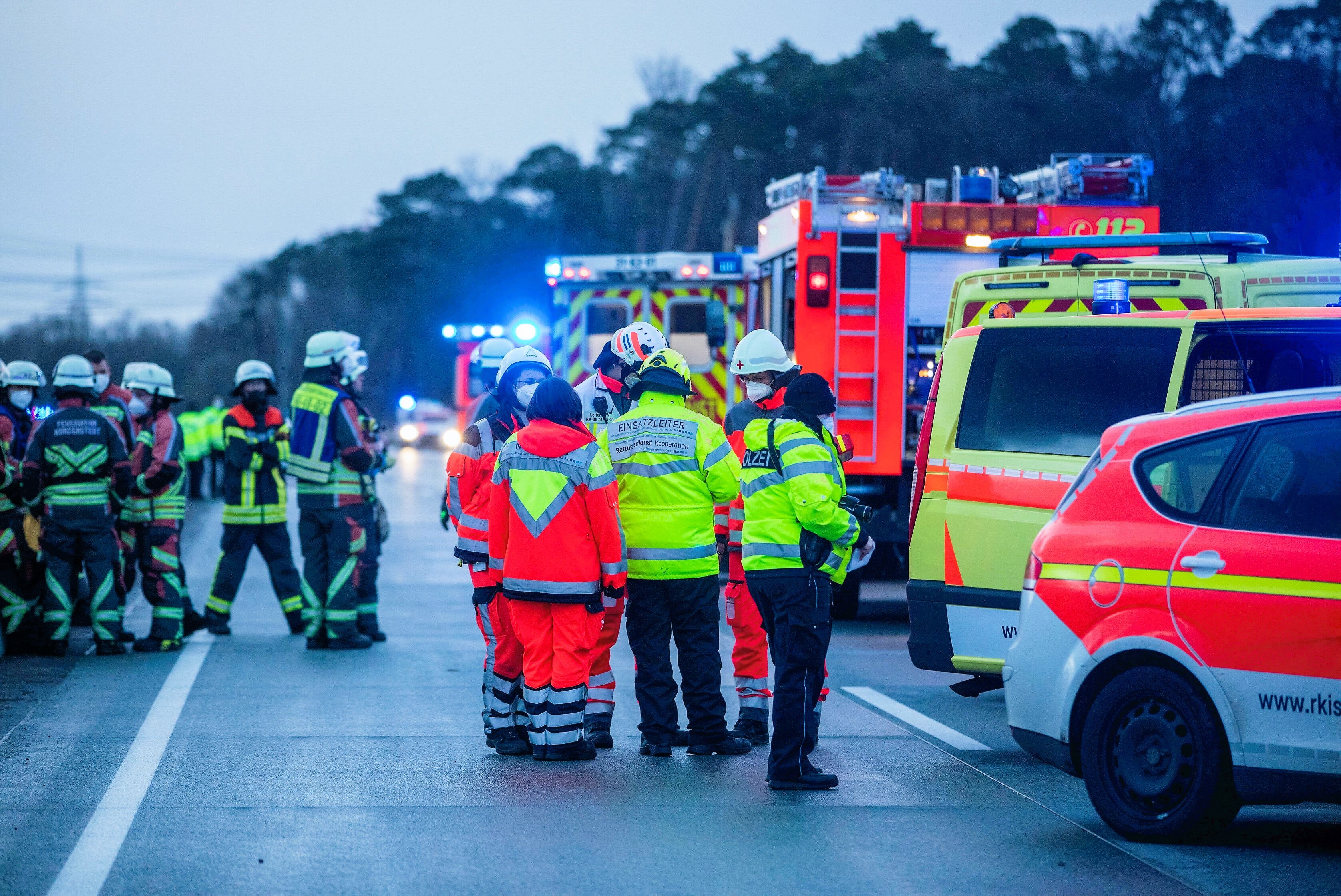 Vollsperrung! Verfolgungsjagd auf der Autobahn - 4 Polizisten und 2 weitere Personen verletzt