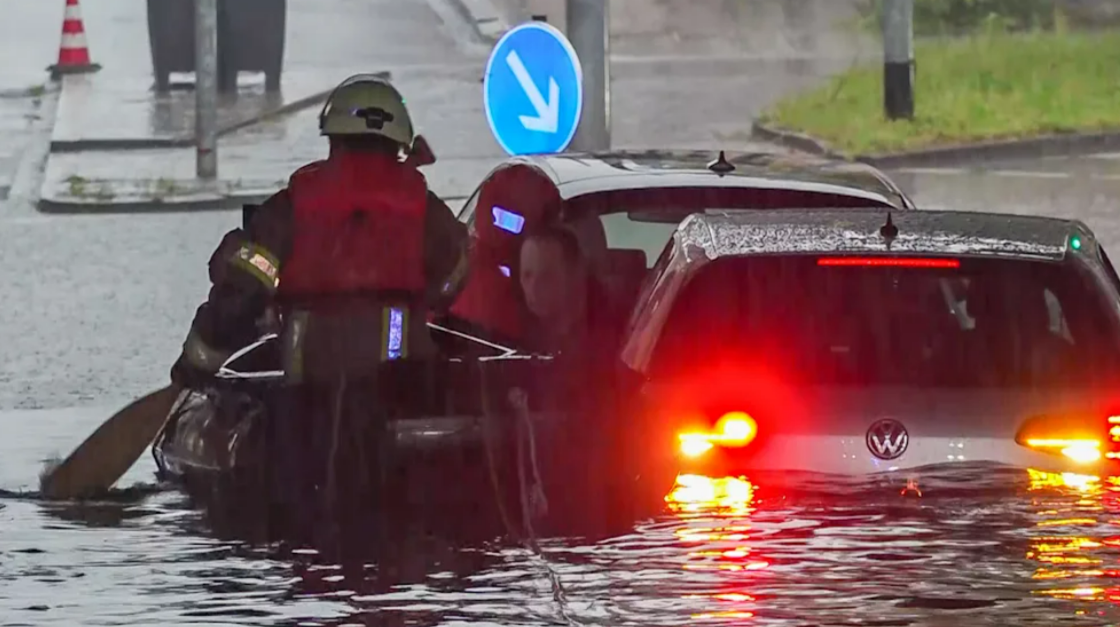 Schwere Unwetterschäden in Deutschland! Zug rast gegen Baum, Keller laufen voll, schwer Verkehrsbehinderungen!