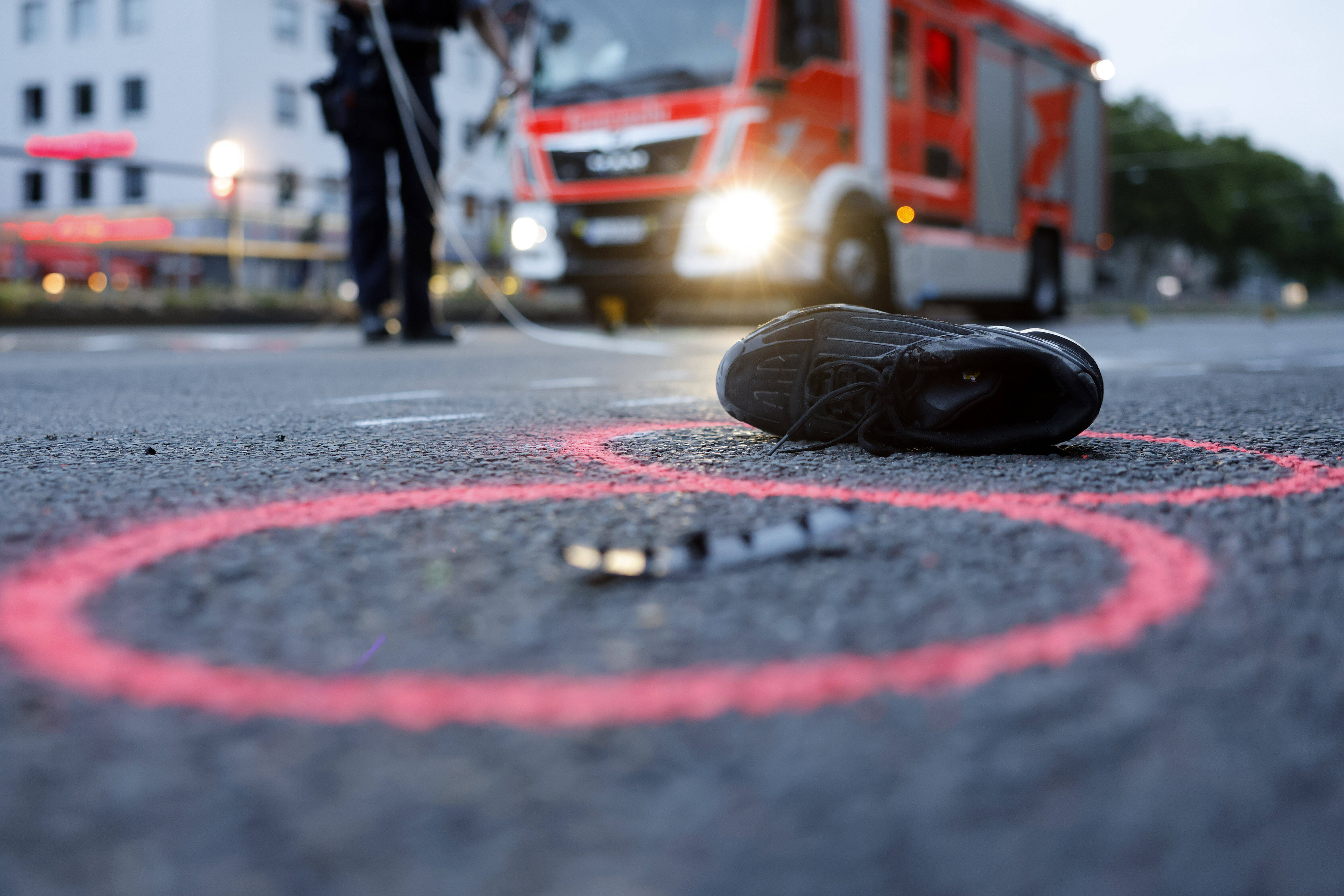 Toter Motorradfahrer bewegt sich plötzlich im Leichensack - Reporter sieht es!